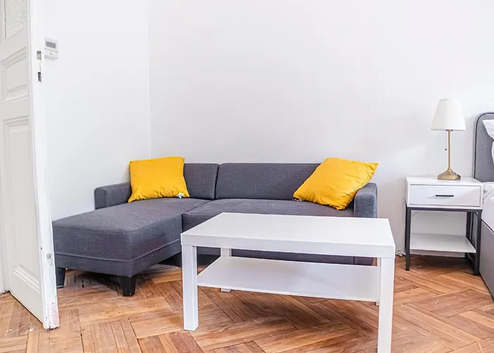 Apartman Cozy 2br With Tv & Netflix, Steps From Akh