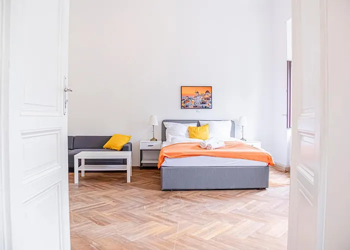 Cozy 2br With Tv & Netflix, Steps From Akh Apartman