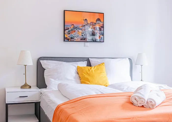 Cozy 2br With Tv & Netflix, Steps From Akh Bécs