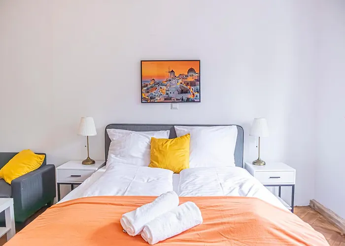Cozy 2br With Tv & Netflix, Steps From Akh Bécs