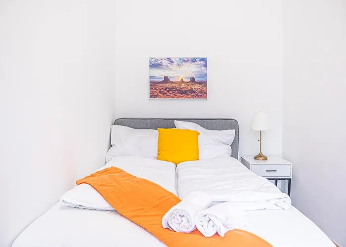 Cozy 2br With Tv & Netflix, Steps From Akh Apartment *