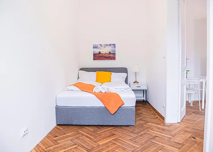 Cozy 2br With Tv & Netflix, Steps From Akh