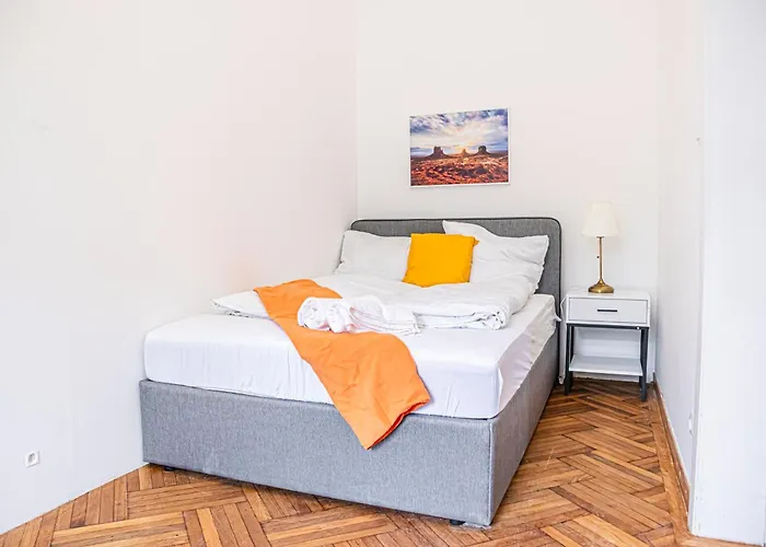 Cozy 2br With Tv & Netflix, Steps From Akh Apartman