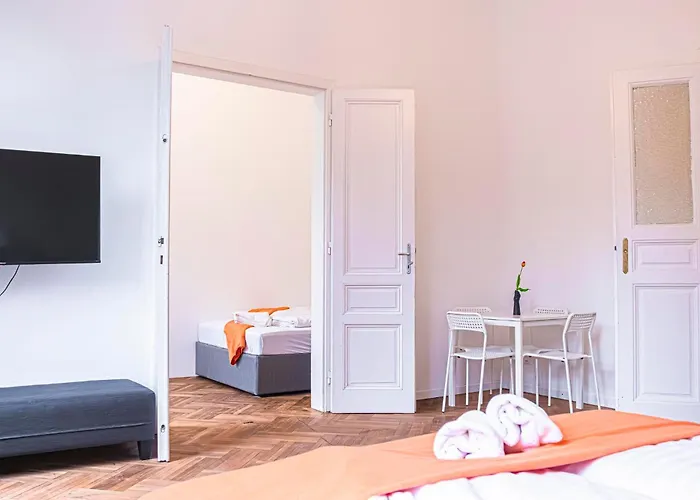 Cozy 2br With Tv & Netflix, Steps From Akh *