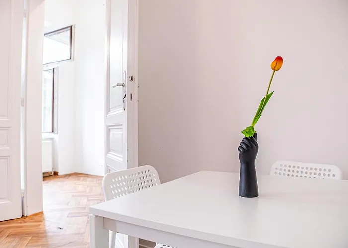 Cozy 2br With Tv & Netflix, Steps From Akh *