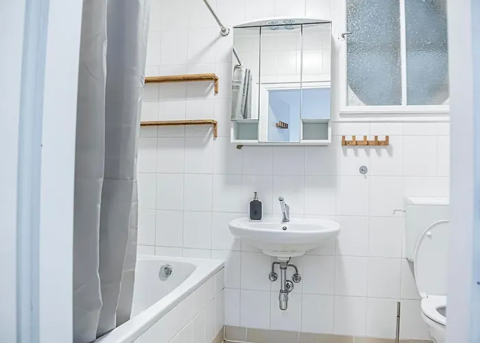 Cozy 2br With Tv & Netflix, Steps From Akh Apartman