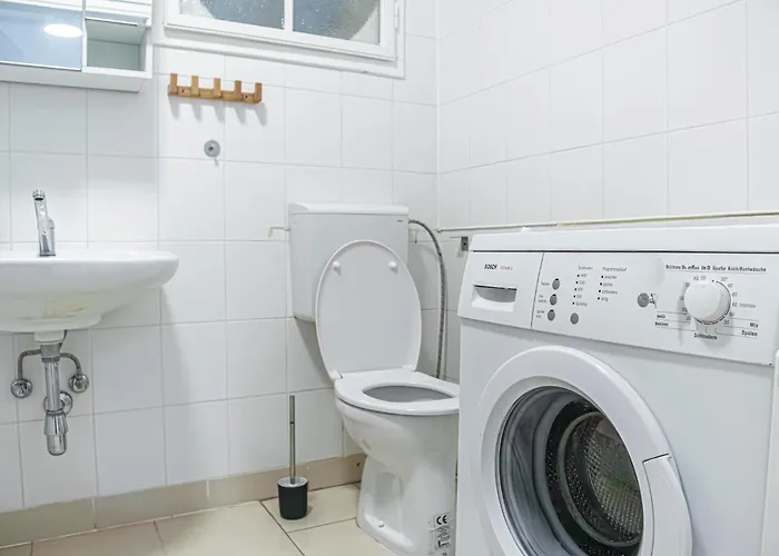 Cozy 2br With Tv & Netflix, Steps From Akh Apartment