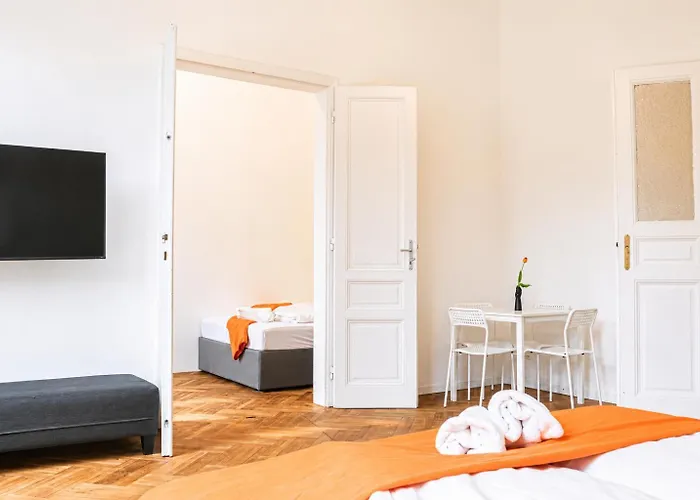 Cozy 2br With Tv & Netflix, Steps From Akh