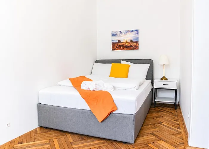 Cozy 2br With Tv & Netflix, Steps From Akh Apartman