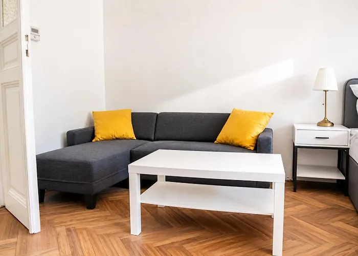 Cozy 2br With Tv & Netflix, Steps From Akh Apartman